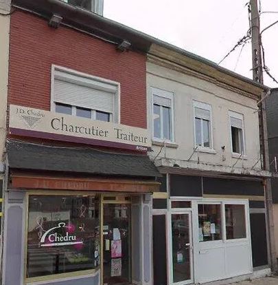 Devanture de la boutique, enseigne J.D. Chedru Charcutier Traiteur au-dessus de la vitrine