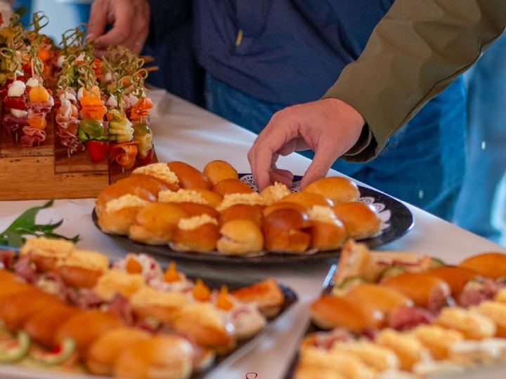 Invités qui se servent sur un buffet de navettes garnies et de brochettes lors d'une réception